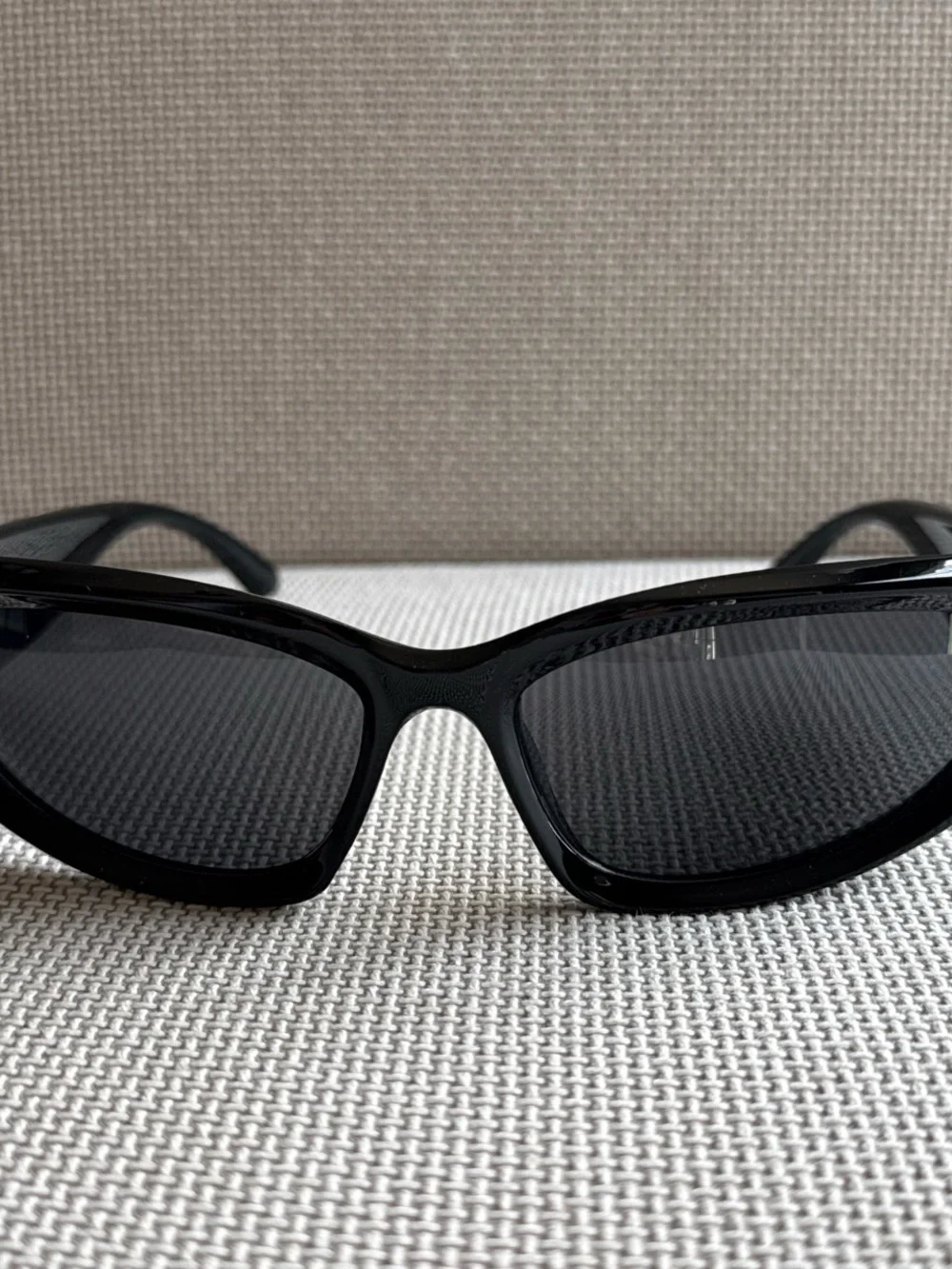 Men's Black Oval Sunglasses — Sleek UV Protection